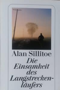 Die Autorin Silke Brügel, die in ihrem Storyband Dr. Hoffmann erzählt von der Liebe selbst eine Geschichte über das Laufen geschrieben hat. Die heißt Run back home. In der berühmten Erzählung Die Einsamkeit des Langstreckenläufers von Alan Sillitoe geht es um Freiheit, Protest, Individualismus, Stärke und Kraft des Einzelnen in einem bestehenden System