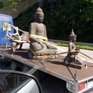 Die Autorin Silke Brügel ist unterwegs auf der Autobahn und im Stau . Da rollt ein großer sitzender Buddha vorbei lächelnd und zufrieden. Zurück ins Hier und Jetzt so seine Message. Das war eine schöne Inspiration des Tages.