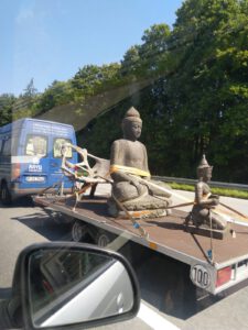 Magie des Augenblicks: Überraschungen im Alltag sind ein Geschenk, nicht nur für die Autorin Silke Brügel. Das kann ein vorbeifahrender Buddha auf einem Transporter auf der Autobahn sein, der Silke Brügel zum Verweilen im Hier und Jetzt auffordert und den Stress des Staus vergessen lässt. Om Mani Peme Hung