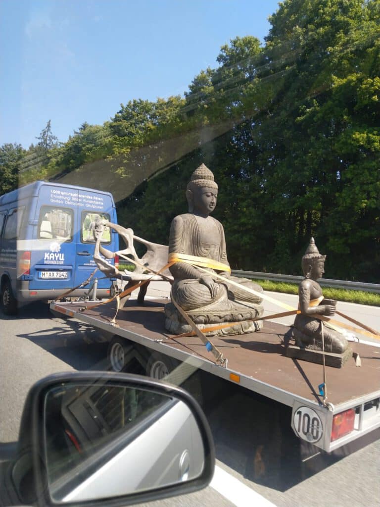 Magie des Augenblicks: Überraschungen im Alltag sind ein Geschenk, nicht nur für die Autorin Silke Brügel. Das kann ein vorbeifahrender Buddha auf einem Transporter auf der Autobahn sein, der Silke Brügel zum Verweilen im Hier und Jetzt auffordert und den Stress des Staus vergessen lässt. Om Mani Peme Hung