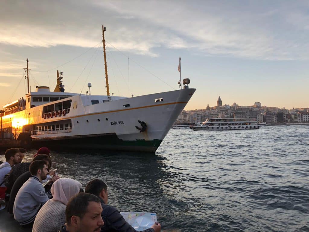 Aufbruch und Neubeginn - Das sind die Themen der Autorin Silke Brügel. Das zeigte sich als Lebensmotto schon früh im Leben von Silke Brügel. Ein Beispiel war die Recherchereise in die Türkei zum Ende des Studiums.