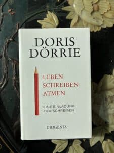 Autorin Silke Brügel, die sich mit autobiografischen Schreiben beschäftigt, stellt ein Buch von Doris Dörrie mit dem Titel Leben Schreiben Atmen. Silke Brügel hat die Anregungen und Aufgaben in diesem Werk umgehend umgesetzt. Fazit das Autobiografische Schreiben ist eine wunderbare Art, sich selbst besser kennenzulernen, das Leben zu genießen und Spaß zu haben