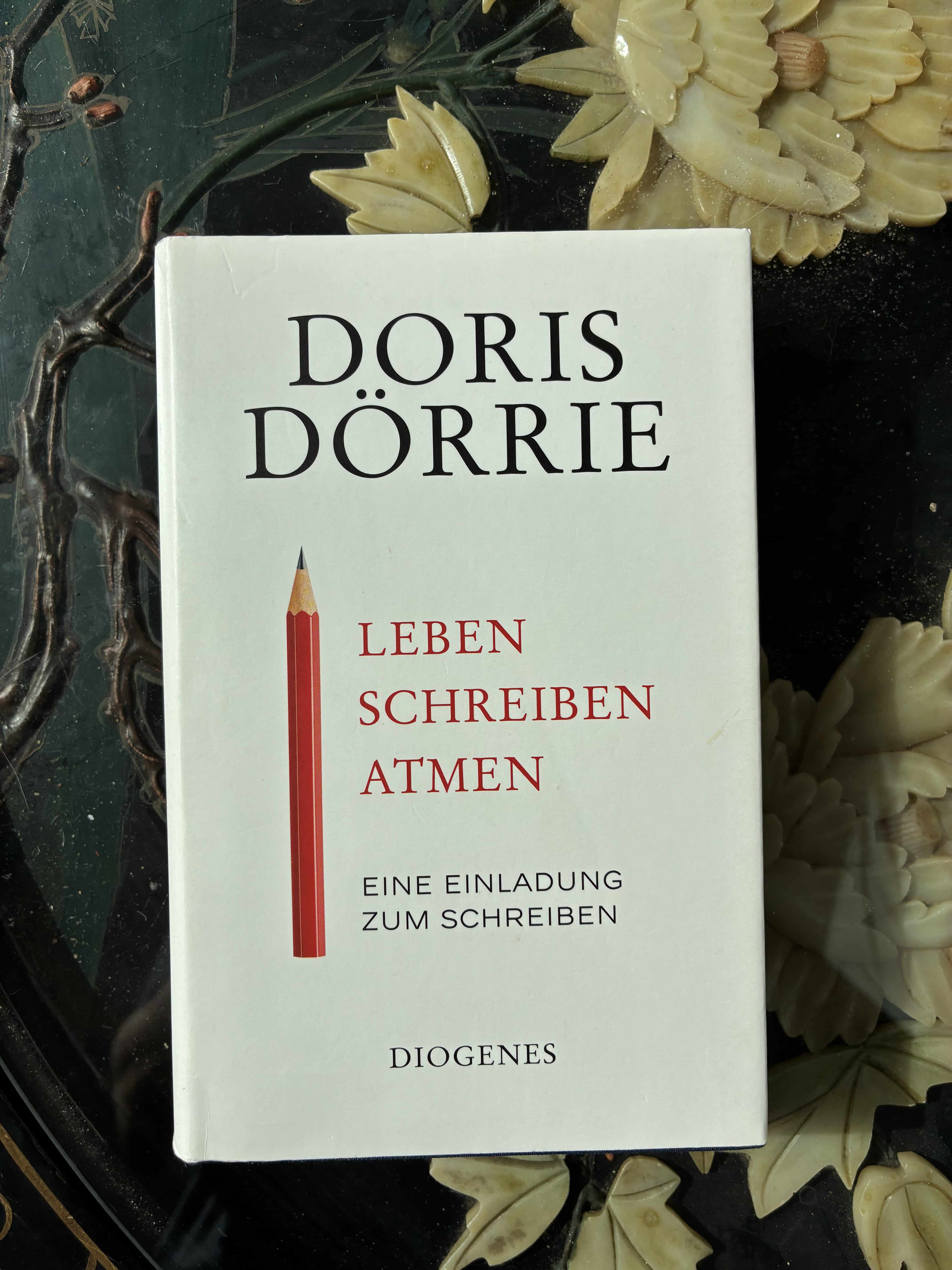 Autorin Silke Brügel, die sich mit autobiografischen Schreiben beschäftigt, stellt ein Buch von Doris Dörrie mit dem Titel Leben Schreiben Atmen. Silke Brügel hat die Anregungen und Aufgaben in diesem Werk umgehend umgesetzt. Fazit das Autobiografische Schreiben ist eine wunderbare Art, sich selbst besser kennenzulernen, das Leben zu genießen und Spaß zu haben