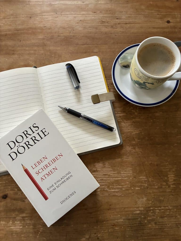 Lesen Schreiben Atmen das ist ein wirklich zu empfehlen. Das sagt auch die Autorin Silke Brügel, die es sehr intensiv durchgearbeitet hat und es hat sie motiviert, an ihren eigenen Werke dranz bleiben. Dazu gehören Mission Helene und Dr. Hoffman erzählt von der Liebe.