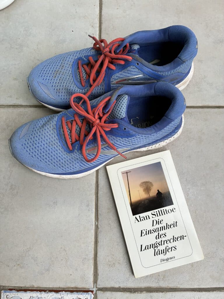 Die Autorin Silke Brügel hat u.a. Mission Helene und den Roman und All das Leben in deinem Kopf sowie den Erzählband Dr. Hoffmann erzählt von der Liebe verfasst. Die Autorin Silke Brügel läuft seit früher Jugend Langstrecke und empfiehlt den Klassiker von Alan Sillitoe Die Einsamkeit des Langstreckenläufers . Ein Muss für alle Lauf- und Literaturfans und Freiheitsliebende Menschen