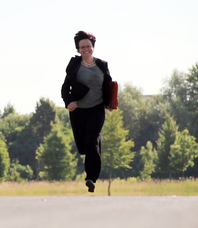 Die Story Run Back Home aus dem Werk Dr. Hoffmann erzählt von der Liebe hat die Autorin und Läuferin Silke Brügel verfasst. Hier läuft die Protagonistin ein spannendes Rennen, einen Halbmarathon zu sich selbst.