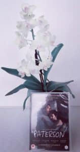 Die Autorin Silke Brügel empfiehlt den Film Paterson von Jim Jarmusch. Nach Ansicht der Autorin Silke Brügel ist es die beste Rolle des amerikanischen Schauspieler Adam Driver Ein poetischer Film voll Kraft, Lebensfreude und der Magie des Alltags.