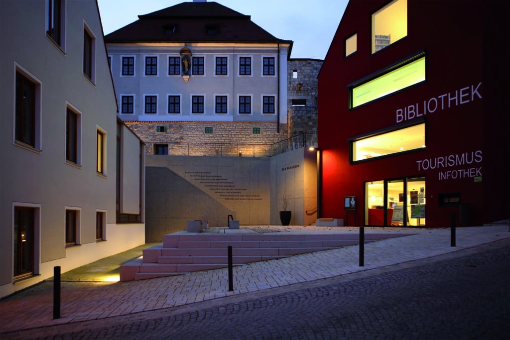 Auf dem Foto sieht man die schöne Stadtbibliothek in Vohburg bei Nacht. Hier wird die Autorin Silke Brügel aus ihrem Roman Mission Helene vorlesen. Am 19. Juni um 19 Uhr ist es soweit. Im Anschluss an die Lesung von Silke Brügel wird es eine Diskussion mit dem Publikum geben. Der Roman Mission Helene und der Story-Band Dr. Hoffmann erzählt von der Liebe sind in der Stadtbibliothek Vohburg ausleihbar. Die Büchereileiterin , Frau Alexandra Schmid, schätzt die literarischen Werke von Silke Brügel sehr und empfiehlt sie weiter.