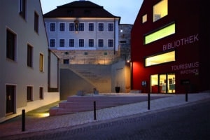 Auf dem Foto sieht man die schöne Stadtbibliothek in Vohburg bei Nacht. Hier wird die Autorin Silke Brügel aus ihrem Roman Mission Helene vorlesen. Am 19. Juni um 19 Uhr ist es soweit. Im Anschluss an die Lesung von Silke Brügel wird es eine Diskussion mit dem Publikum geben. Der Roman Mission Helene und der Story-Band Dr. Hoffmann erzählt von der Liebe sind in der Stadtbibliothek Vohburg ausleihbar. Die Büchereileiterin , Frau Alexandra Schmid, schätzt die literarischen Werke von Silke Brügel sehr und empfiehlt sie weiter.