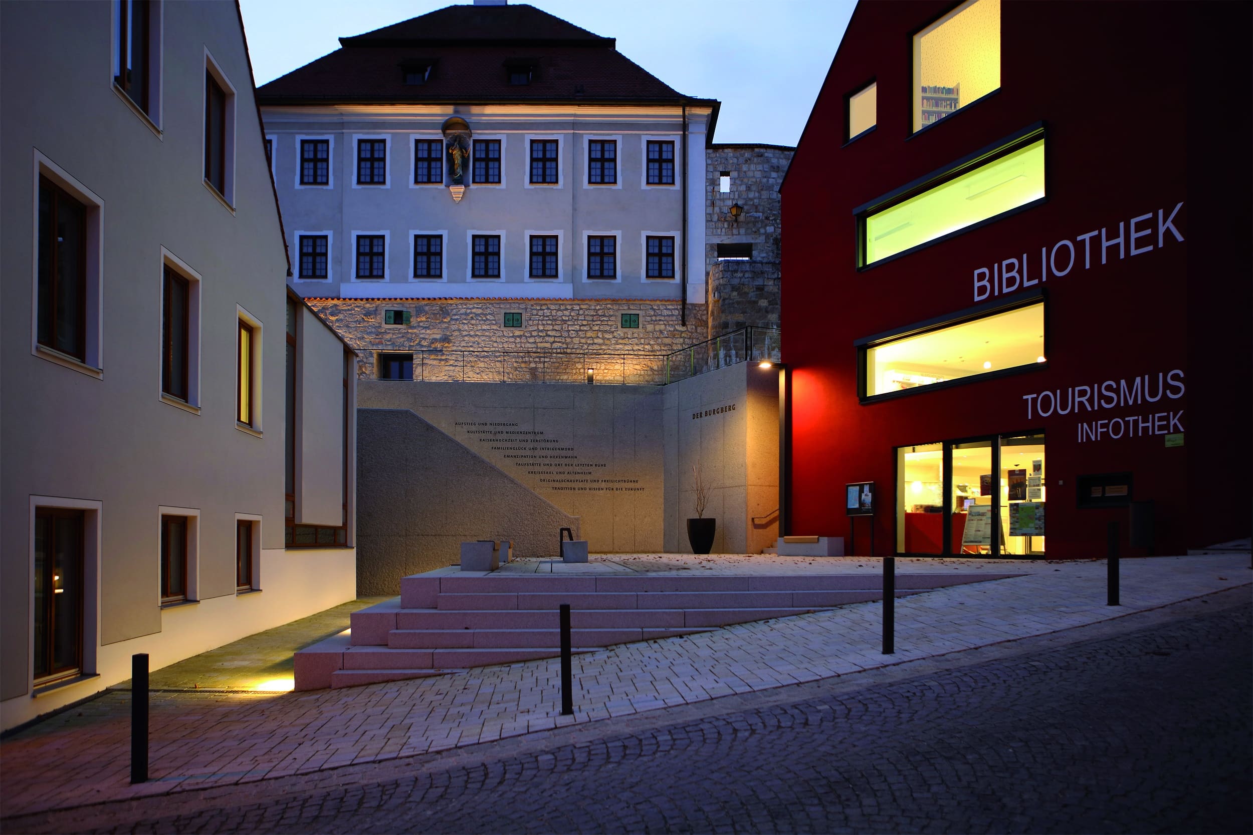 Auf dem Foto sieht man die schöne Stadtbibliothek in Vohburg bei Nacht. Hier wird die Autorin Silke Brügel aus ihrem Roman Mission Helene vorlesen. Am 19. Juni um 19 Uhr ist es soweit. Im Anschluss an die Lesung von Silke Brügel wird es eine Diskussion mit dem Publikum geben. Der Roman Mission Helene und der Story-Band Dr. Hoffmann erzählt von der Liebe sind in der Stadtbibliothek Vohburg ausleihbar. Die Büchereileiterin , Frau Alexandra Schmid, schätzt die literarischen Werke von Silke Brügel sehr und empfiehlt sie weiter.