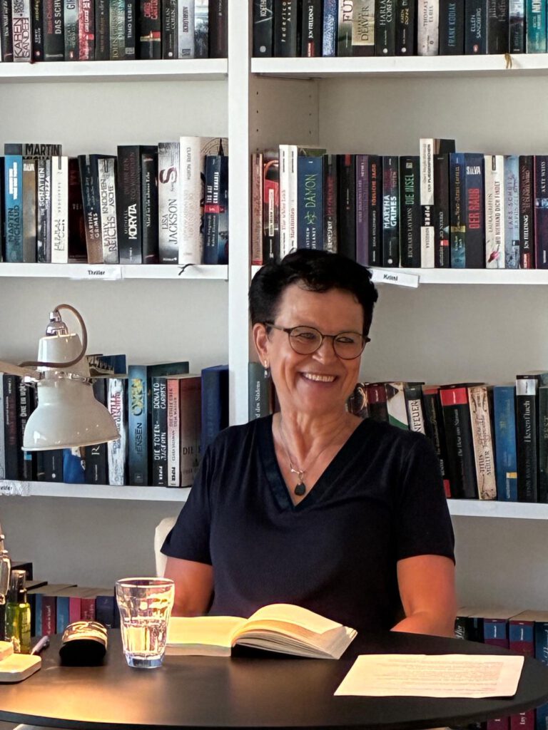 Silke Brügel liest aus dem Familienroman Mission Helene in Vohburg.