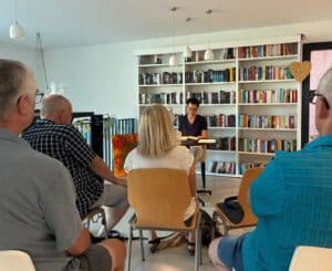 Am 19. Juni 2026 fand die Lesung der Autorin Silke Brügel aus ihrem Roman Mission Helene in der Stadtbibliothek Vohburg statt. Besonders wichtig ist der Autorin das Gespräch mit dem Publikum. Die Diskussion über den Roman Mission Helene und wie er entstanden ist zwischen der Autorin Silke Brügel und den Zuhörerinnen war intensiv.